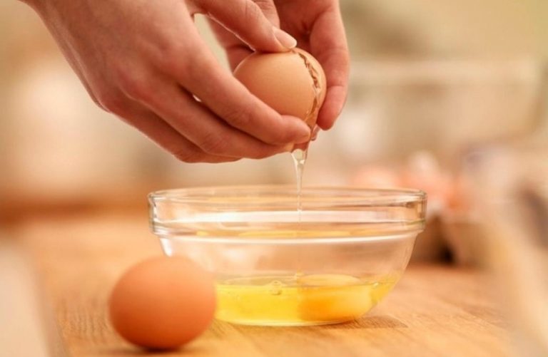 ۱۰ خاصیت بی نظیر سفیده تخم مرغ برای پوست و مو ۱۰ خاصیت بی نظیر سفیده تخم مرغ برای پوست و مو