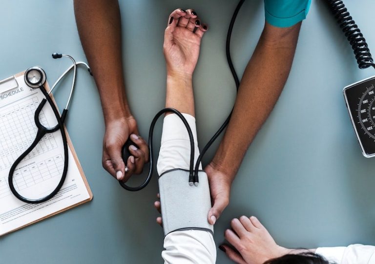فشار خون طبیعی چیست و چگونه باید آن را اندازه گیری کنیم؟ فشار خون طبیعی چیست و چگونه باید آن را اندازه گیری کنیم؟