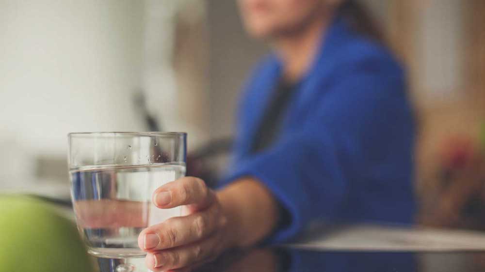 آیا نوشیدن ۸ لیوان آب در روز واقعا ضروری است؟