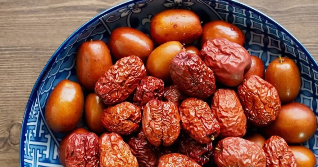 خواص عناب: بررسی فواید، کاربردها و تأثیرات این میوه ارزشمند