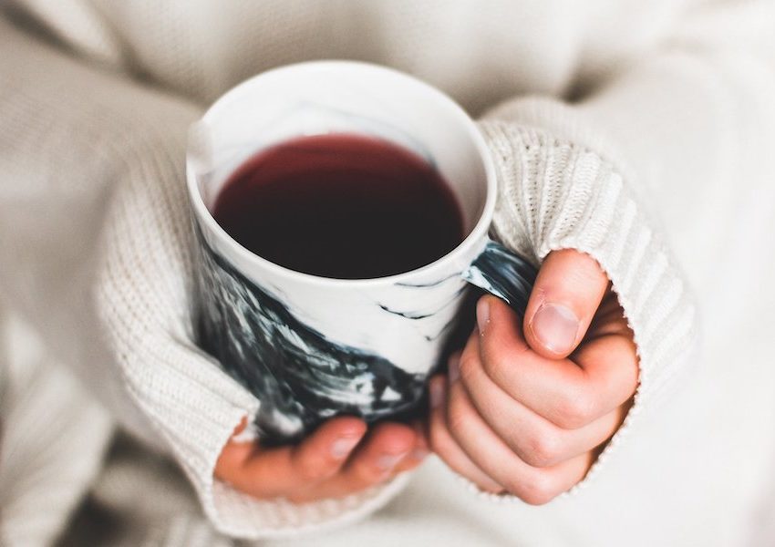 عوارض نوشیدن زیاد چای و ۹ دلیل برای اینکه مصرف آن را کاهش دهید