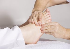 علت اصلی درد پاشنه پا و بهترین روش های درمان خانگی درد پاشنه