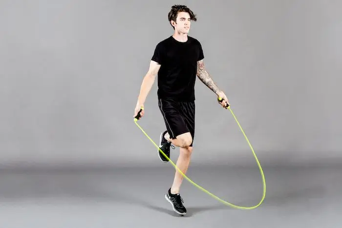 فواید طناب زدن + برنامه تمرینی مبتدی تا حرفه ای طناب زدن