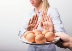حساسیت به تخم مرغ چیست؟ علائم، دلایل و تشخیص