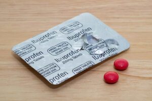ایبوپروفن چیست؟ کاربردها، مزایا و عوارض این داروی پرمصرف
