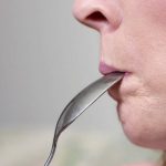 طعم فلز در دهان - دلایل و درمان های خانگی و پزشکی