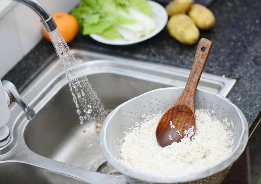 فواید آب برنج برای پوست و نحوه استفاده از آن