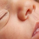 ترک خوردن لب نوزاد ؛ از دلایل تا درمان خانگی و پیشگیری