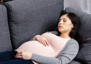 خوابیدن به پشت در بارداری خطرناک است یا مفید؟