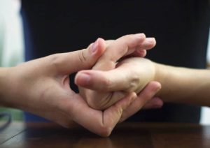 آیا شکستن قولنج انگشتان دست ضرر دارد؟