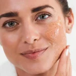 چگونه پوست خود را به روش صحیح لایه برداری کنیم؟