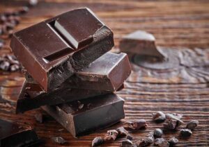 خوردن شکلات تلخ در بدنسازی خوب است یا بد؟