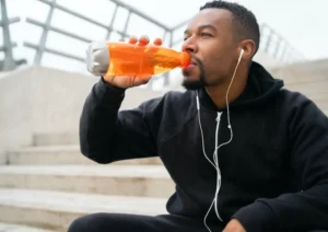 نوشیدنی ورزشی چیست و آیا واقعا از آب بهتر است؟