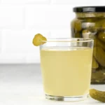 فواید نوشیدن آب خیارشور؛ دیگر آن را دور نریزید!