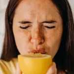 چرا بعد از خوردن لیمو ترش صورت خود را جمع می کنیم؟