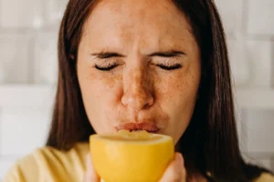 چرا بعد از خوردن لیمو ترش صورت خود را جمع می کنیم؟
