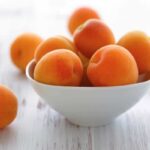 تعدادی زردآلو در یک ظرف