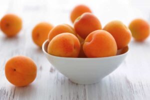 تعدادی زردآلو در یک ظرف
