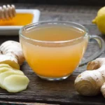 فنجان دمنوش زنجبیل با عسل و لیمو