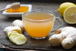 فنجان دمنوش زنجبیل با عسل و لیمو