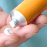 پماد در حال تخلیه روی انگشت