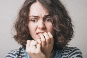 دختر جوان دارای اضطراب