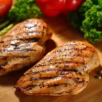 سینه مرغ گریل شده در کنار سبزیجات
