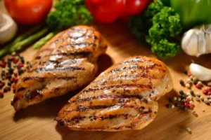 سینه مرغ گریل شده در کنار سبزیجات