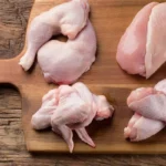 قطعات گوشت مرغ و بوقلمون روی تخته