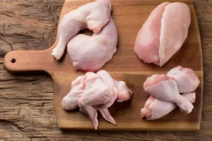 قطعات گوشت مرغ و بوقلمون روی تخته