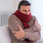 مردی که احساس سرما و لرز دارد