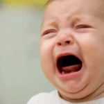 نوزاد در حال گریه کردن