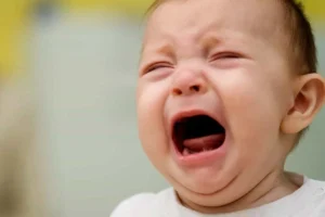 نوزاد در حال گریه کردن