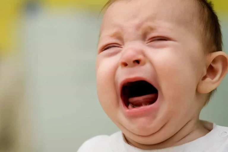 نوزاد در حال گریه کردن