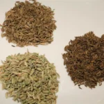 زیره سبز و ریزه سیاه در کنار یکدیگر