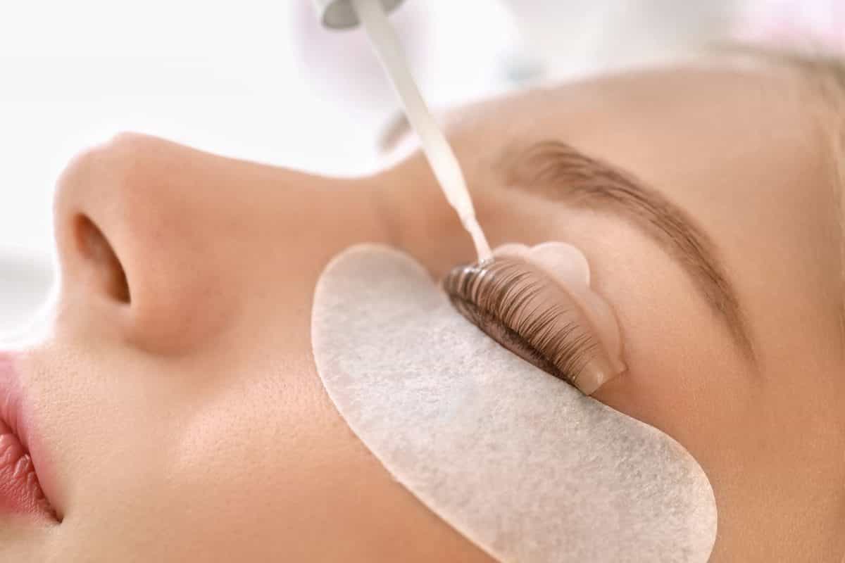 یک زن در حال انجام لیفت مژه