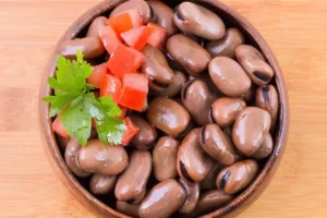 باقلا پخته و قطعات فلفل دلمه‌ای در کاسه