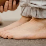 کف پای صاف روی زمین