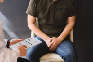 پزشک در حال معاینه یک مرد
