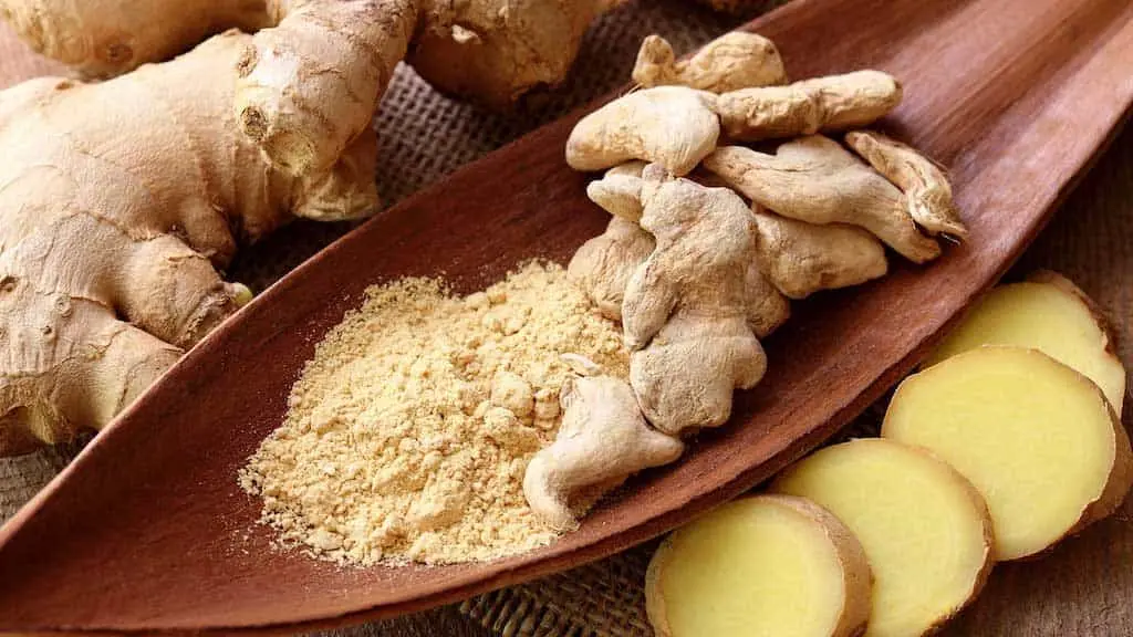 قطعات زنجبیل تازه و آسیاب شده