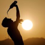 مرد گرمازده در برابر خورشید