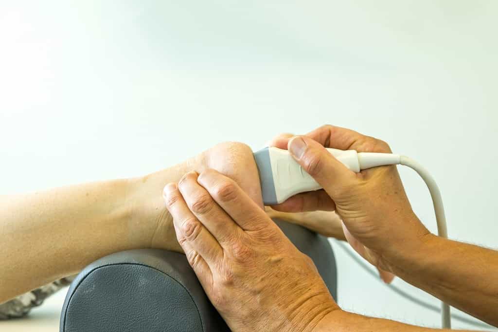 پزشک در حال معاینه پاشنه