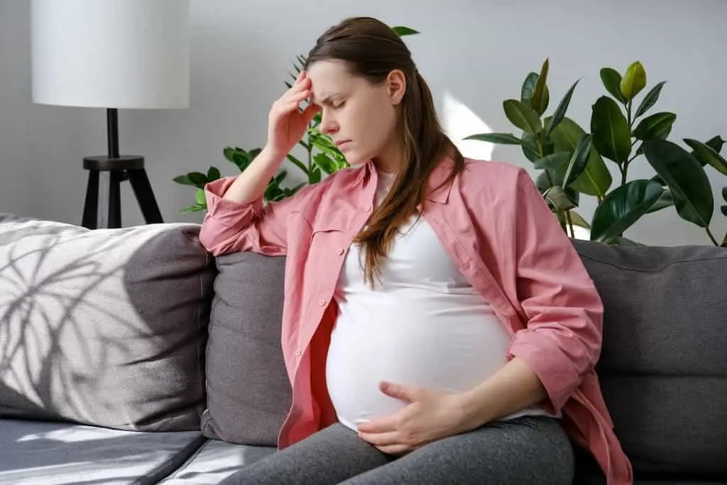 زن جوان باردار دارای درد