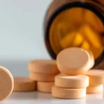 چند قرص ریخته شده روی زمین