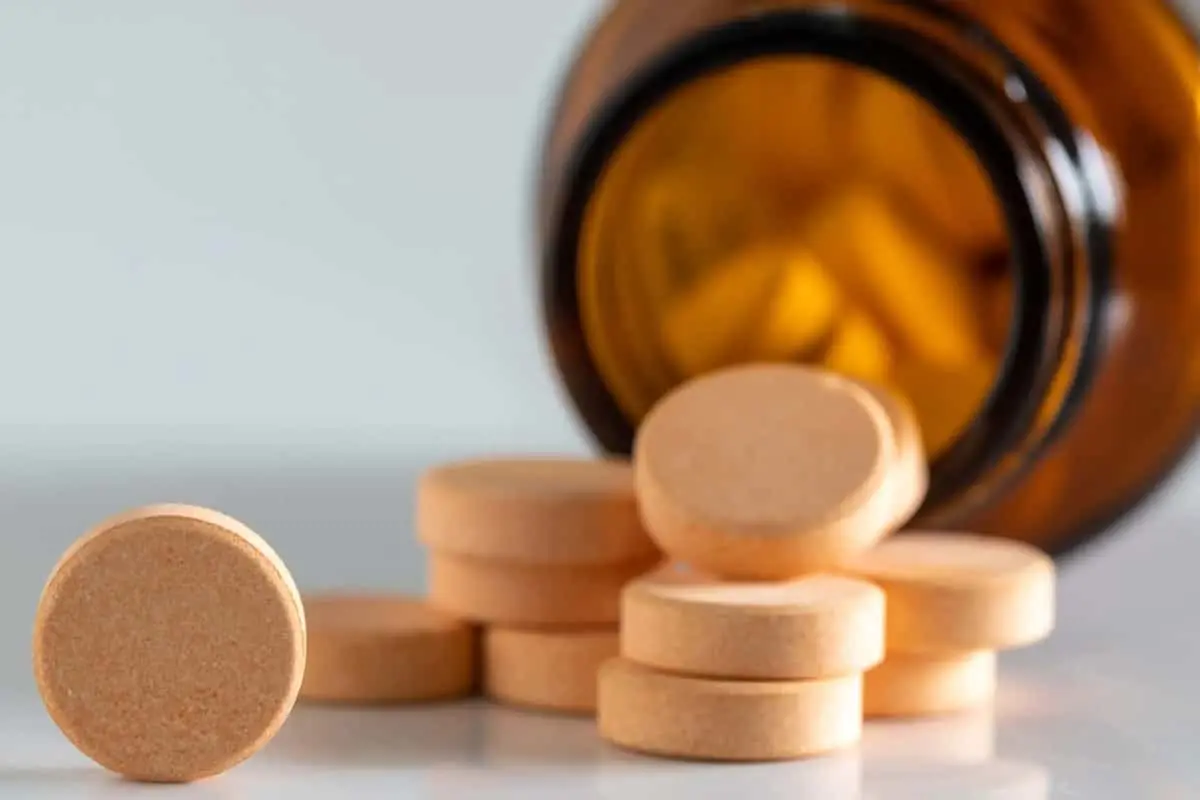 چند قرص ریخته شده روی زمین