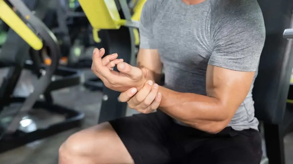 گرفتگی عضله مچ دست یک ورزشکار