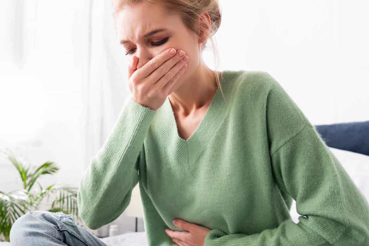 زن جوان دارای حالت تهوع