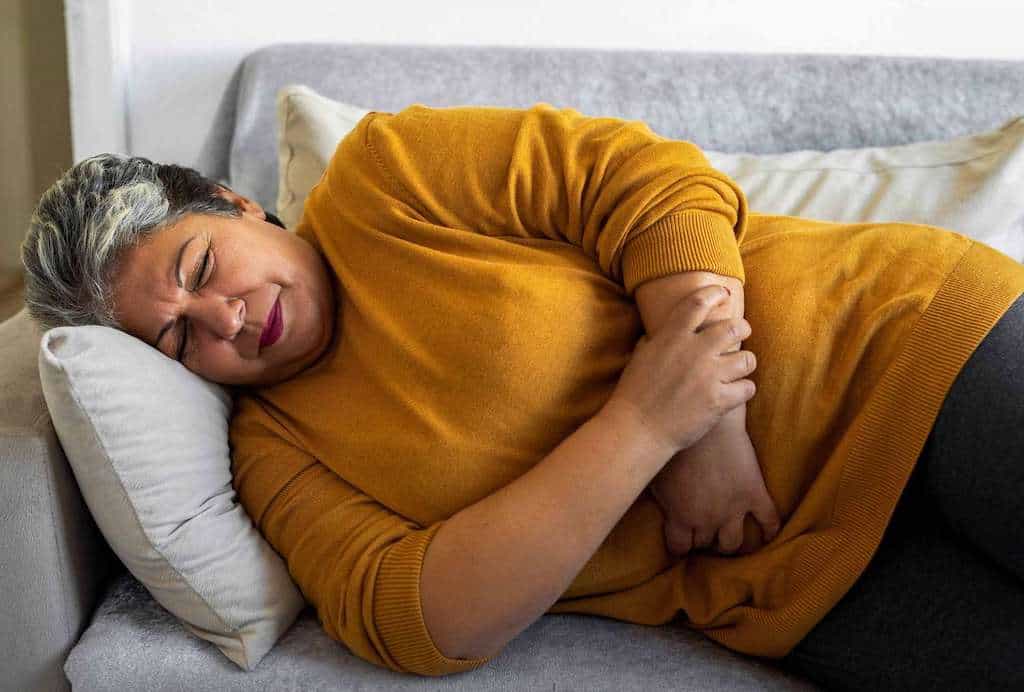 زن میانسال دچار حالت تهوع