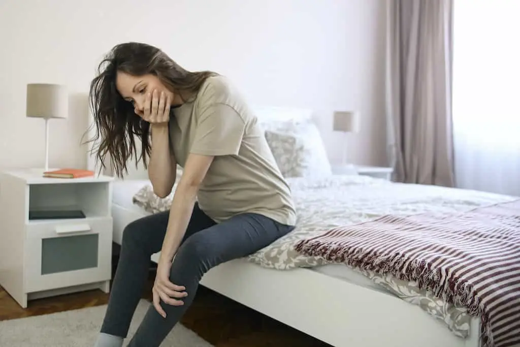 زن دارای حالت تهوع