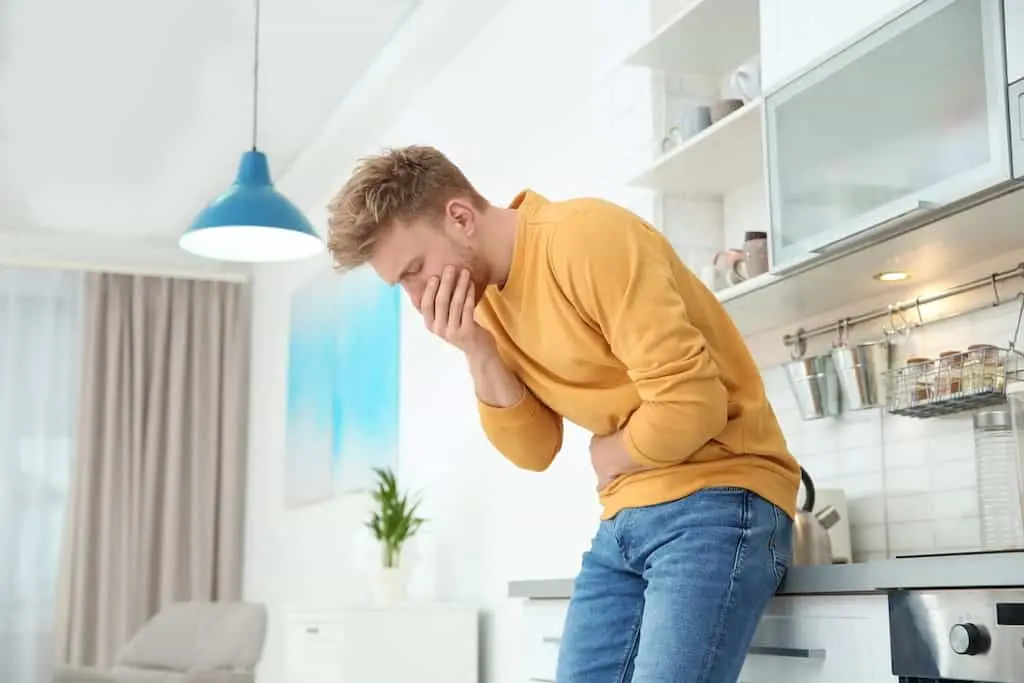 فرد دچار حالت تهوع در آشپزخانه